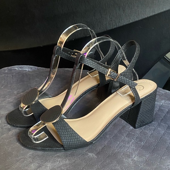 C Comfort Black Sandals - Picture 1 of 8